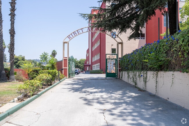 With a small average class size of about 11 students and a student‑teacher ratio close to 10:1, Ribét ensures personalized attention and strong teacher–student relationships.