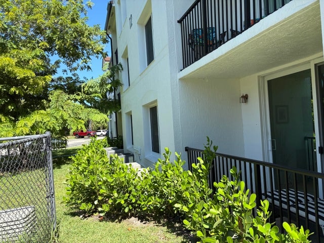 1205 Villa Cir, Boynton Beach, FL 33435 - photo 2