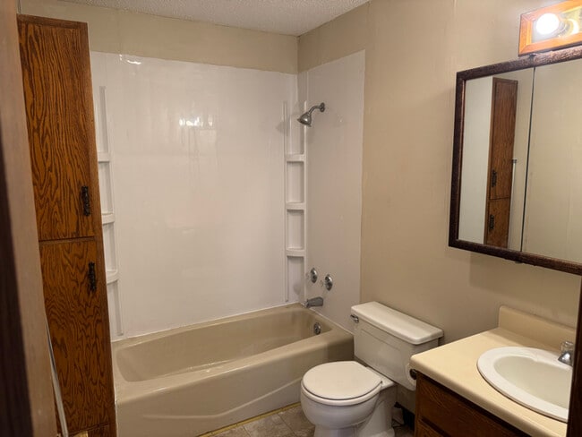 480 12th Ave SW unit 5, Le Mars, IA 51031 - photo 2