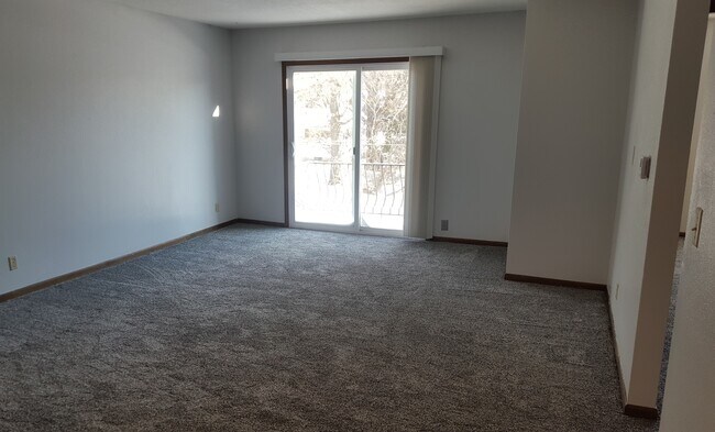 Le Chateau, Waterloo, IA 50701 - photo 2