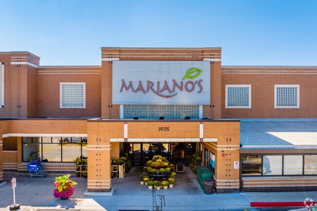 South Farnsworth residents can shop at Mariano's for their grocery needs.