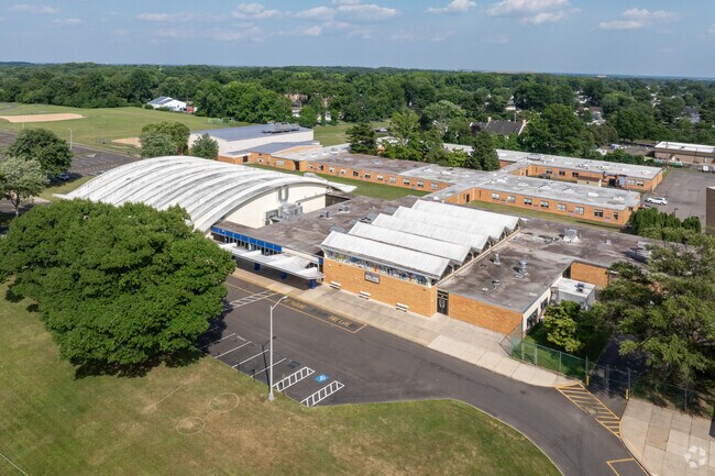 Sanburg Middle School has a student-teacher ratio of 15-1.