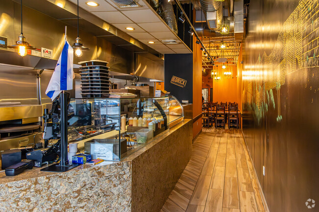 Kosher restaurants, fast food restaurants and grocery stores are plentiful in Airmont, NY.