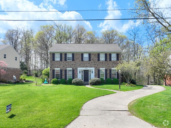 Federal homes are seen repetitively in West White Oak.