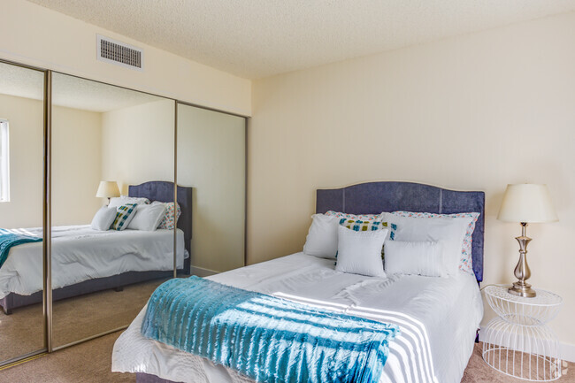 2BR, 2BA - 1,043SF