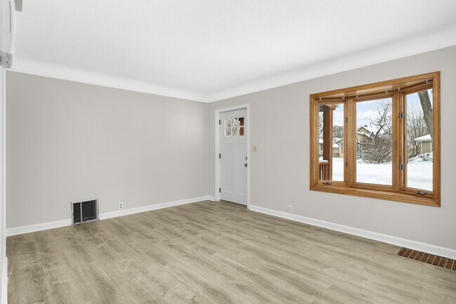 3744 Perry Ave N, Robbinsdale, MN 55422 - photo 3