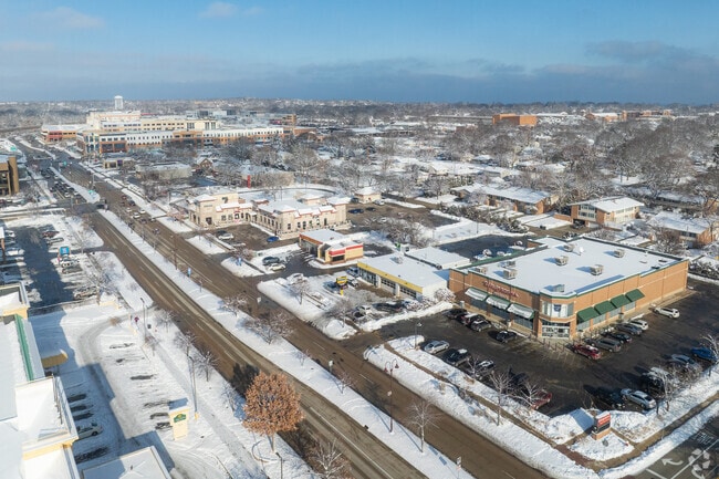 Glen Port sits east of I‑43 near Bayshore and Lincoln Park.