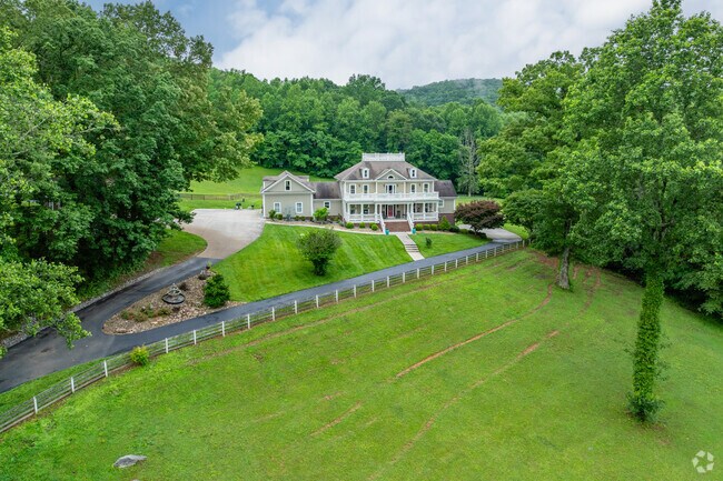 Large Estates on large tracts of land are a common sight in Marlow.