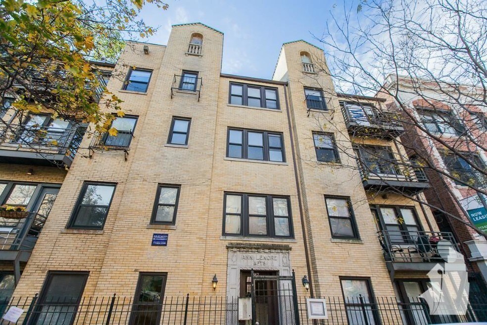 917 W Dakin St unit 104, Chicago, IL 60613 - photo 1