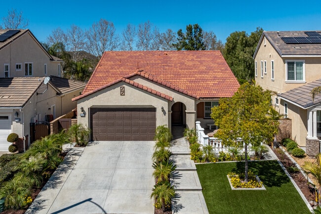 Live in Heritage Lake, a premier Menifee community with modern homes and a vibrant atmosphere.