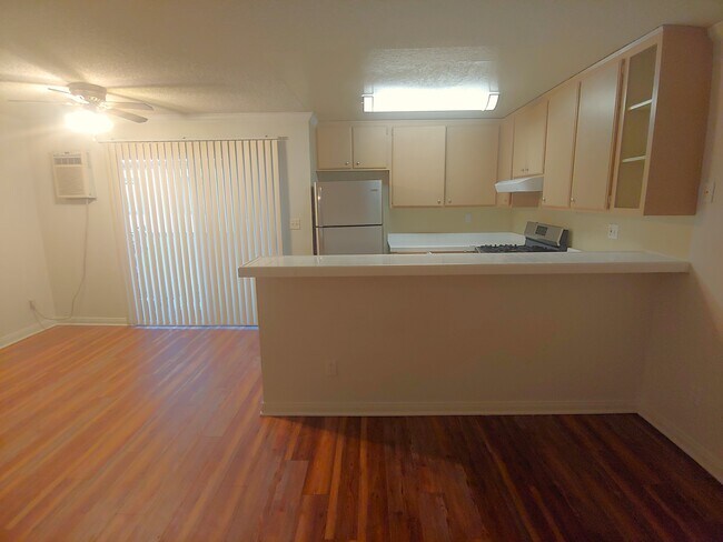 Tarzana Plaza unit 302, Tarzana, CA 91356 - photo 4