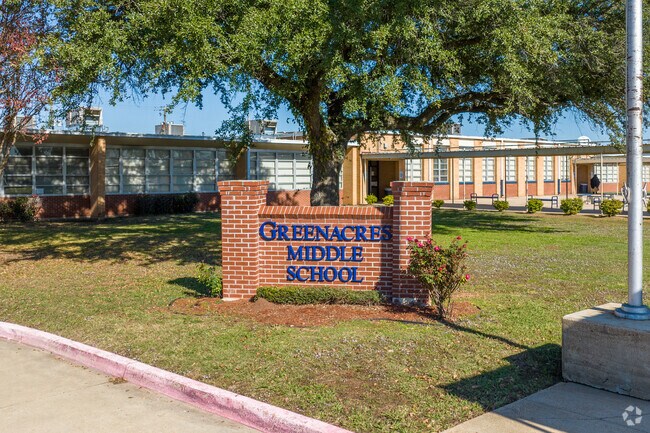The student population of Greenacres Middle School is 604.