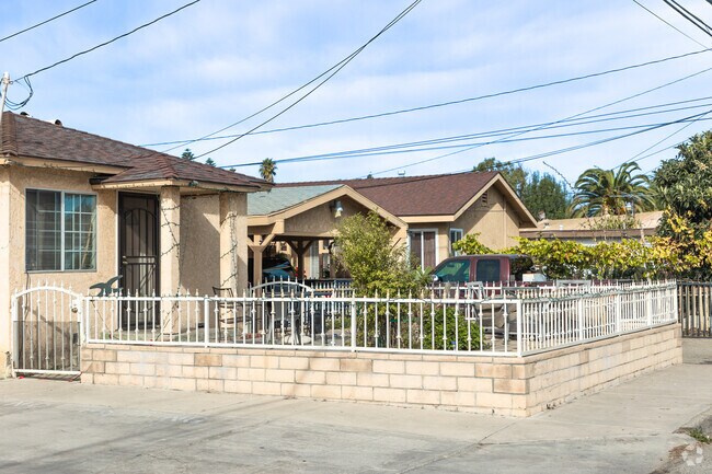 Gated lawns are common in Nyeland Acres.