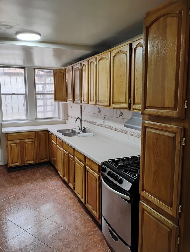 999 Willmohr St unit Walk In-Downstairs, Brooklyn, NY 11212 - photo 7