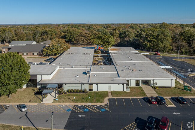 Thomas Jefferson Elementary School has a student-teacher ratio of 19 to 1.
