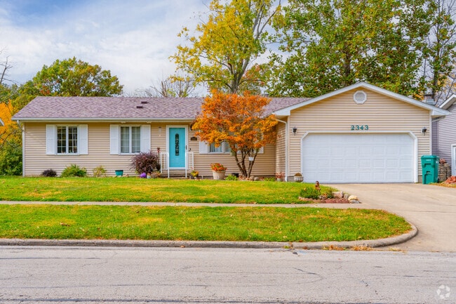Higher- and lower-end ranch-style homes fill the neighborhood.
