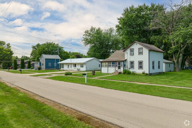 Most homes in Amboy were built in the late 1800s and early 1900s, featuring Ranch-styles and National-style homes.
