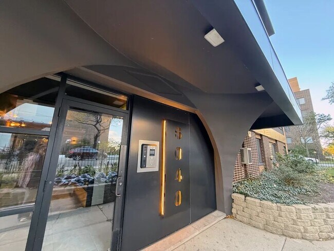 Sheridan Glen - 6040 N Sheridan Rd, Chicago, IL 60660 - photo 3