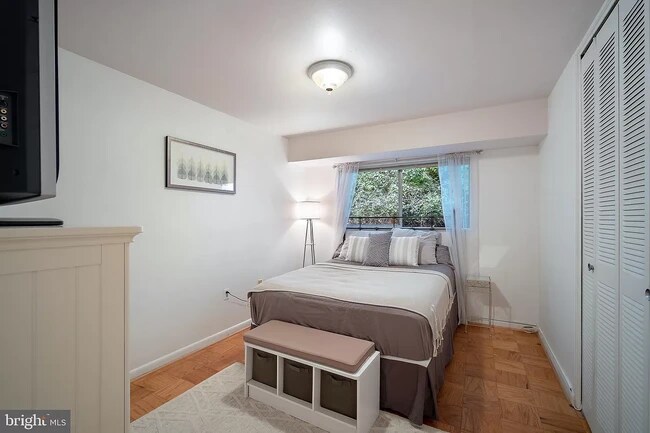 10684 Weymouth St unit 103, Bethesda, MD 20814 - photo 3