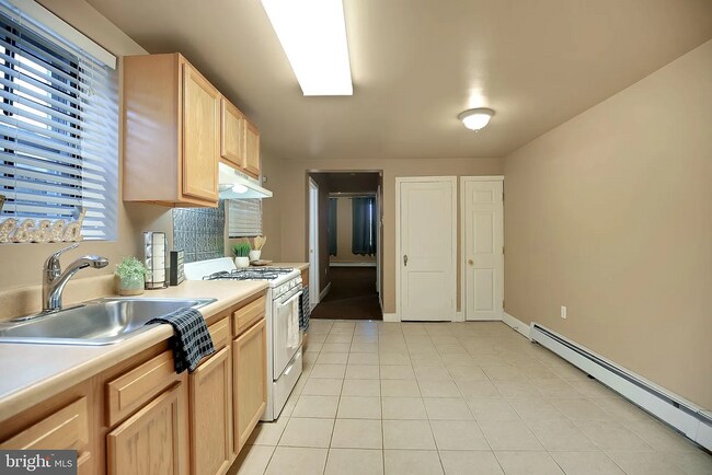 1124 S 15th St unit 1ST FL, Philadelphia, PA 19146 - photo 3