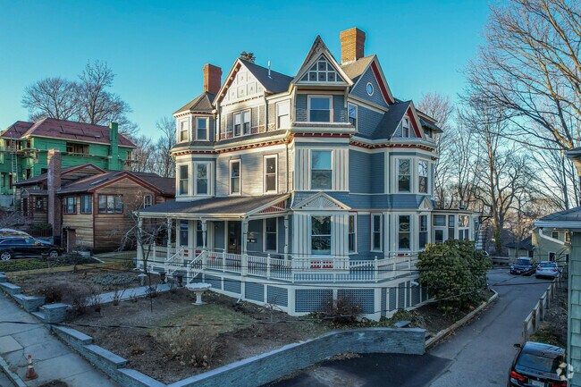 Victorian home in Washington Square have very gorgeous exterior design.