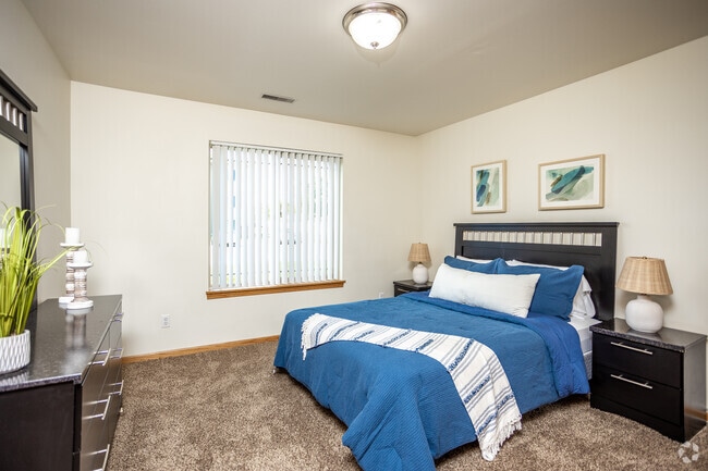 2BR, 1BA - 925 SF