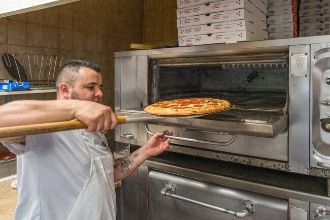 Take a fresh pizza out from El Greco in Hunting Park with a touch of amazing service.