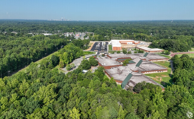 Hickory Grove residents are within a short commute to Uptown Charlotte and the UNCC campus.