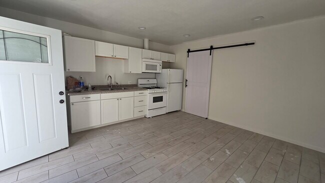 44655 Fig Ave unit 2, Lancaster, CA 93534 - photo 4