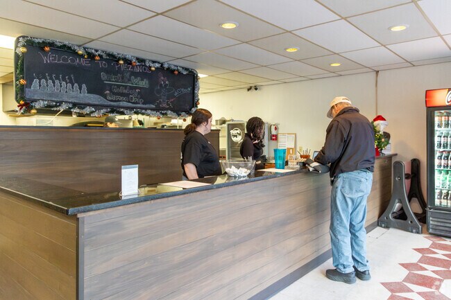 Enjoy delicious food and welcoming service at Piezano's near Antelope Park.