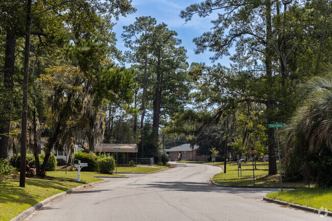 The curved streets of LaRoche Pk-Springhill-Daff are lined with tall trees.