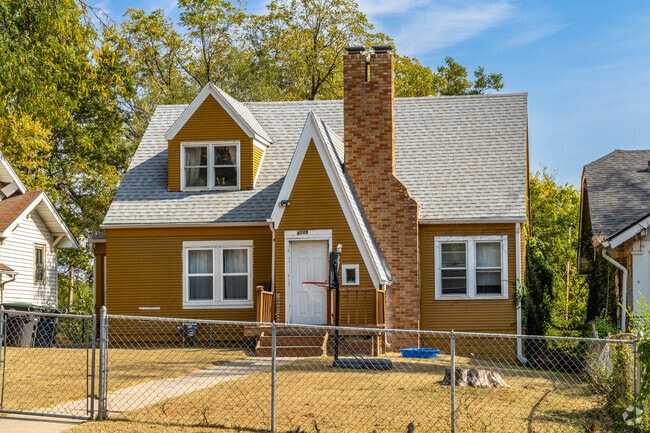 There are many example of architecture in Druid Hill such as tudor-styled homes.