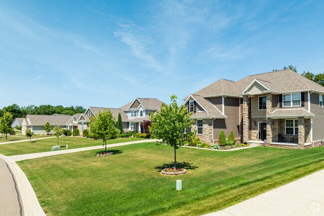 Hartland homes feature large, landscaped lawns and quiet, tree‑lined streets.