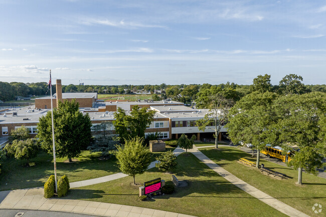 Wantagh Middle School  has 662 students in grades 6-8 with a student-teacher ratio of 11 to 1.