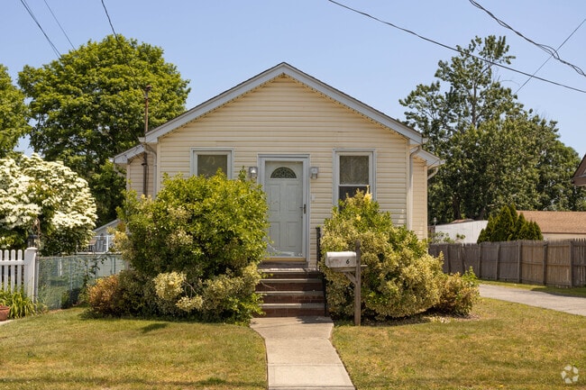 Single story homes are very popular within the residential East Farmingdale area.