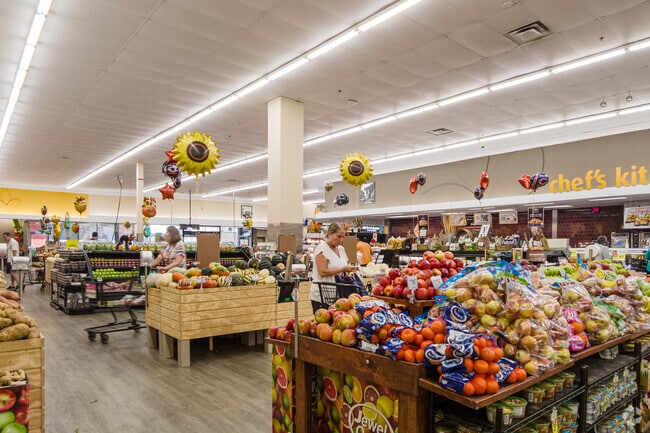 Fresh produce is abundant at many conveniently located grocery stores near Carillon Club.