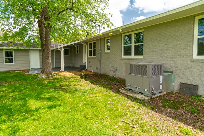 1304 Aston St, Athens, AL 35611 - photo 2