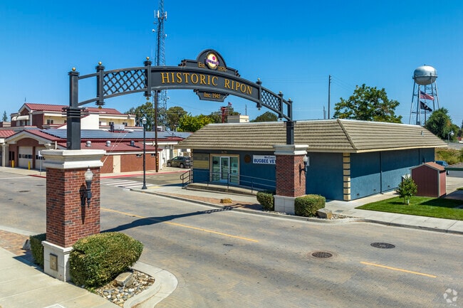 A sign welcomes visitors to historic Ripon.