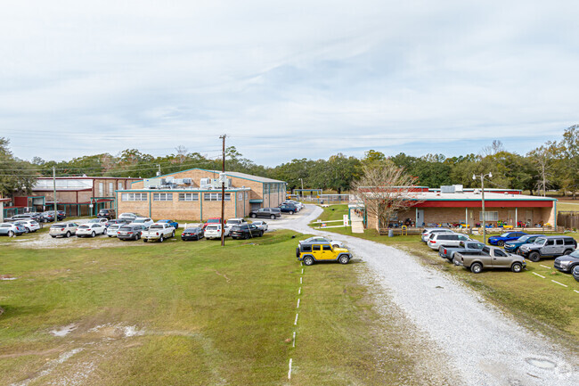 Sixth Ward Elementary School has ample parking around the campus.