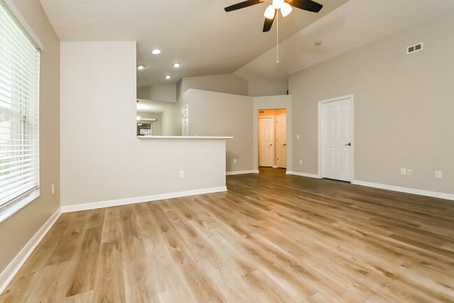 6127 Skylarkcrest Dr, Lithia, FL 33547 - photo 3