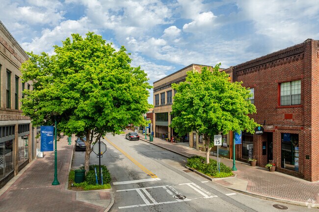 Doyle Street in downtown Toccoa is a beloved destination for dining, shopping, and so much more.