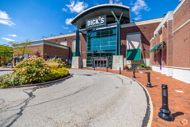 Discover top-quality sporting gear and apparel at Dick's Sporting Goods in Lyndhurst.