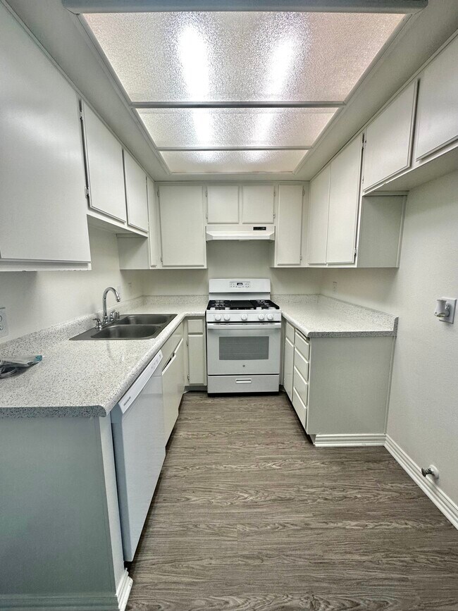 PepperTree Place, Riverside, CA 92503 - photo 2