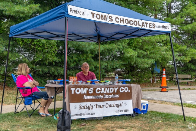 Tom’s Candy Co. brings delicious candies to the Verona Farmers Market.