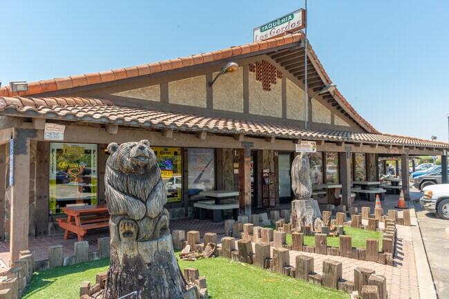 Clover Creek residents can dine at nearby Los Gordos.