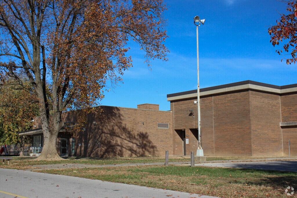 Eisenhower Elementary School provides education in the neighborhood of 
Pleasure Ridge Park.