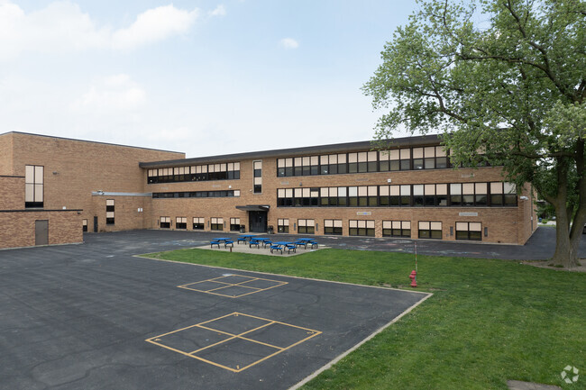 Algonquin Middle School is located in Des Plaines, IL.