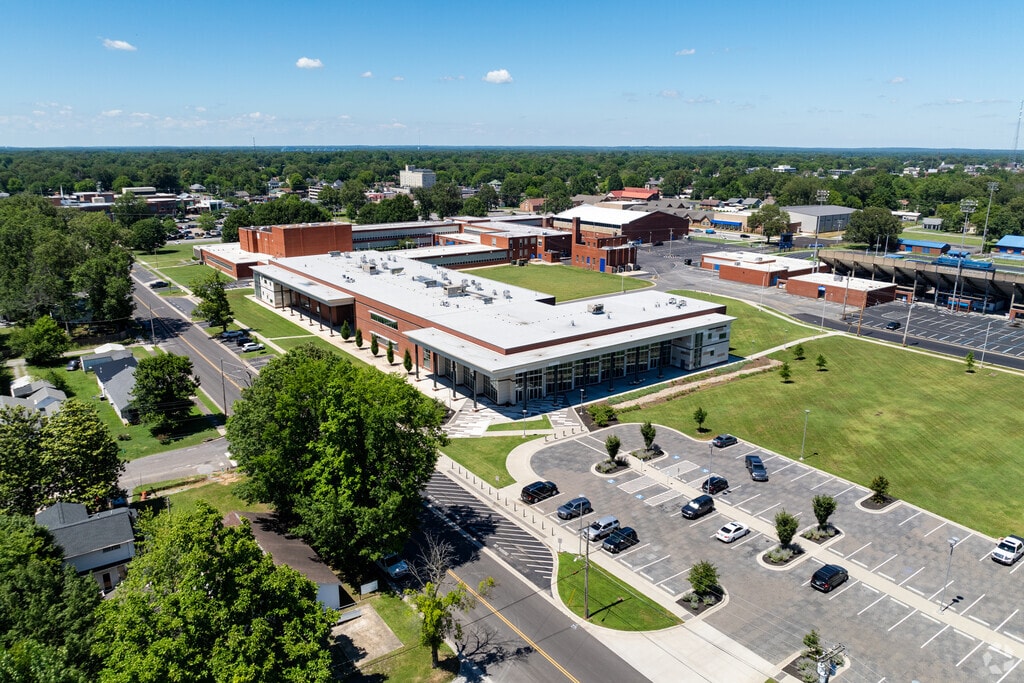 The student population of Paducah Area Technology Center is 5 and the school serves 8-12.