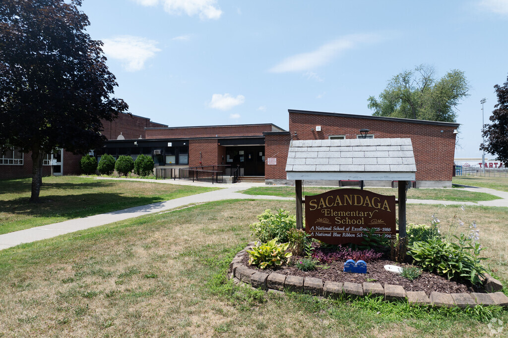 Sacandaga Elementary School has a 11 to 1 student teacher ratio.