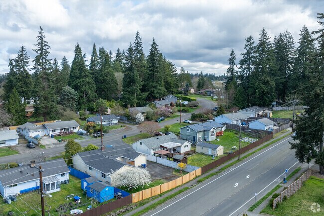 Scriber Lake homes sit along quiet streets but are also very close by to many businesses.